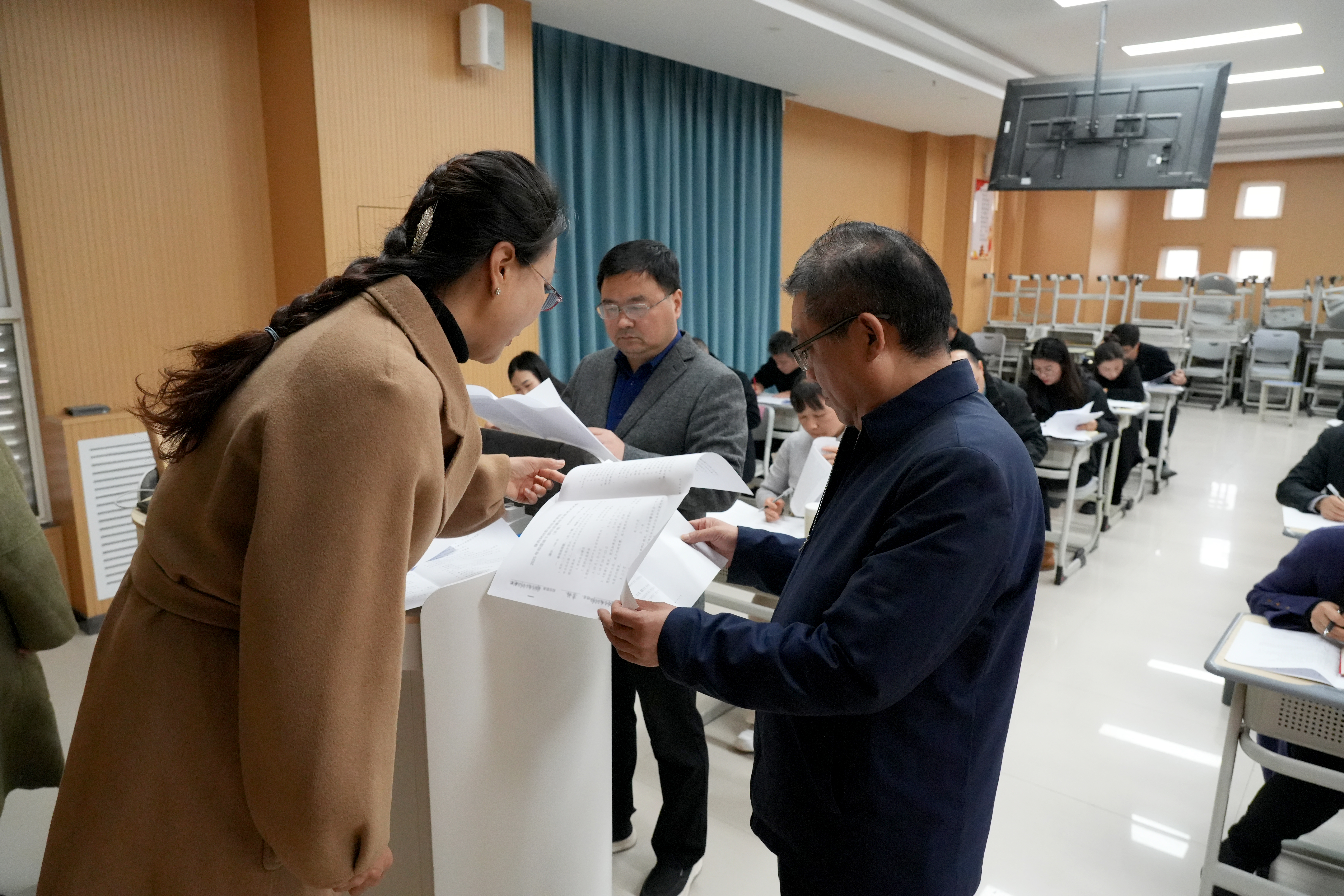 校领导查阅考试试卷