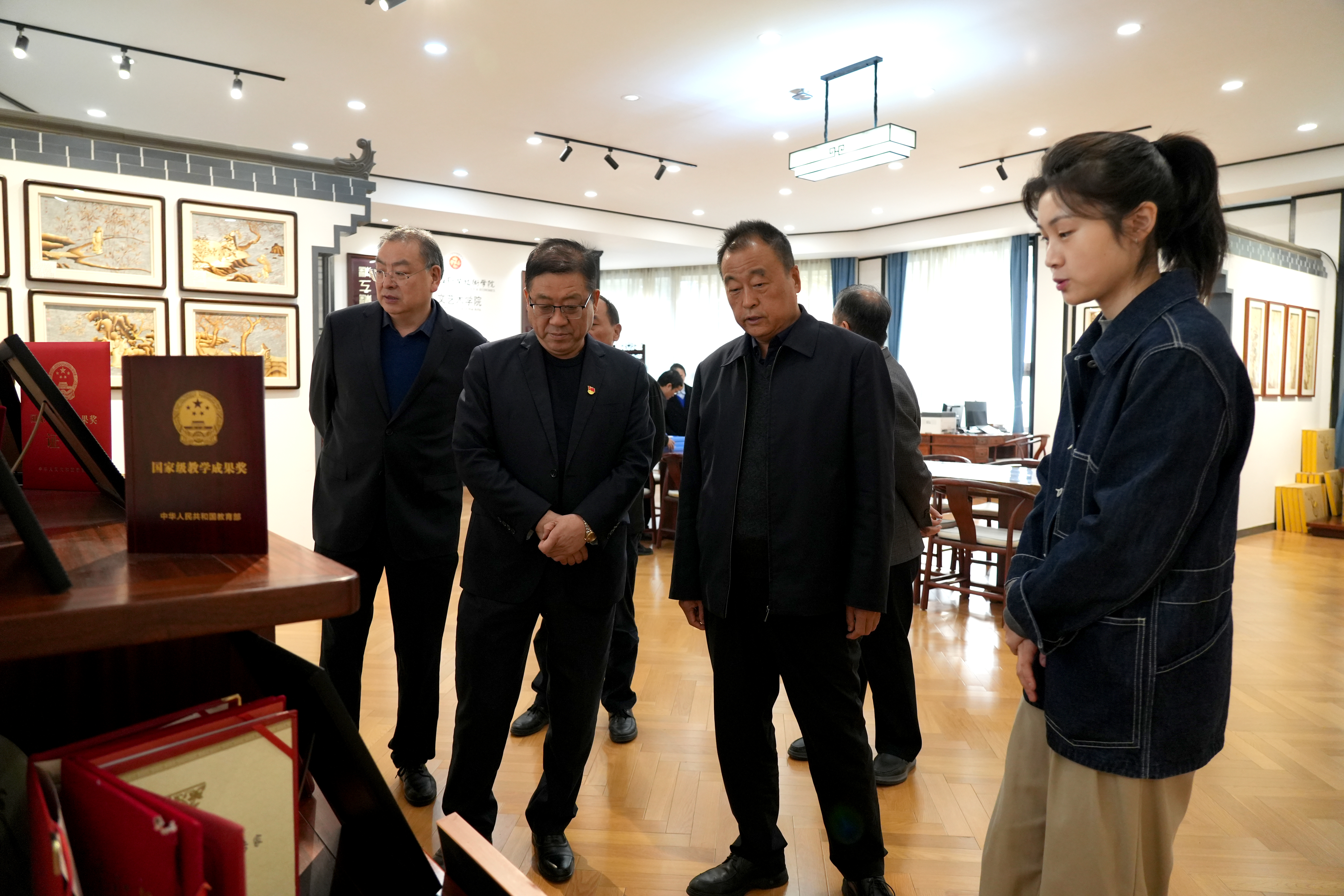 参观非遗展览馆