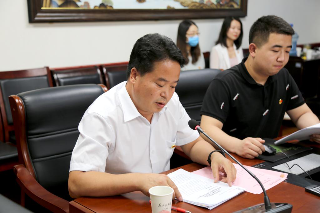 商学院党总支书记张晓战汇报样板支部建设培育情况