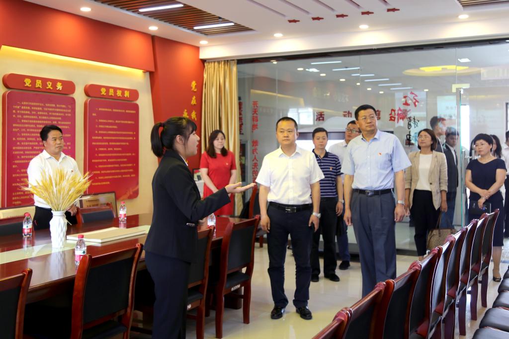 评估验收组实地走访样板支部活动室